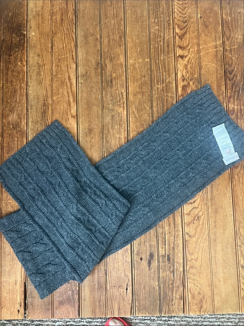 Moncler luxurious cable